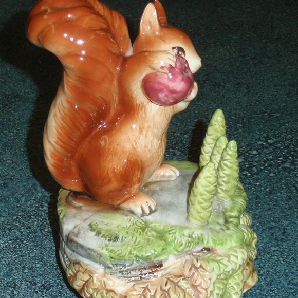 1978 Beatrix Potter "Squirrel Nutkin" Music Box Figurine Raindrops Keep Falling - Picture 7 of 9
